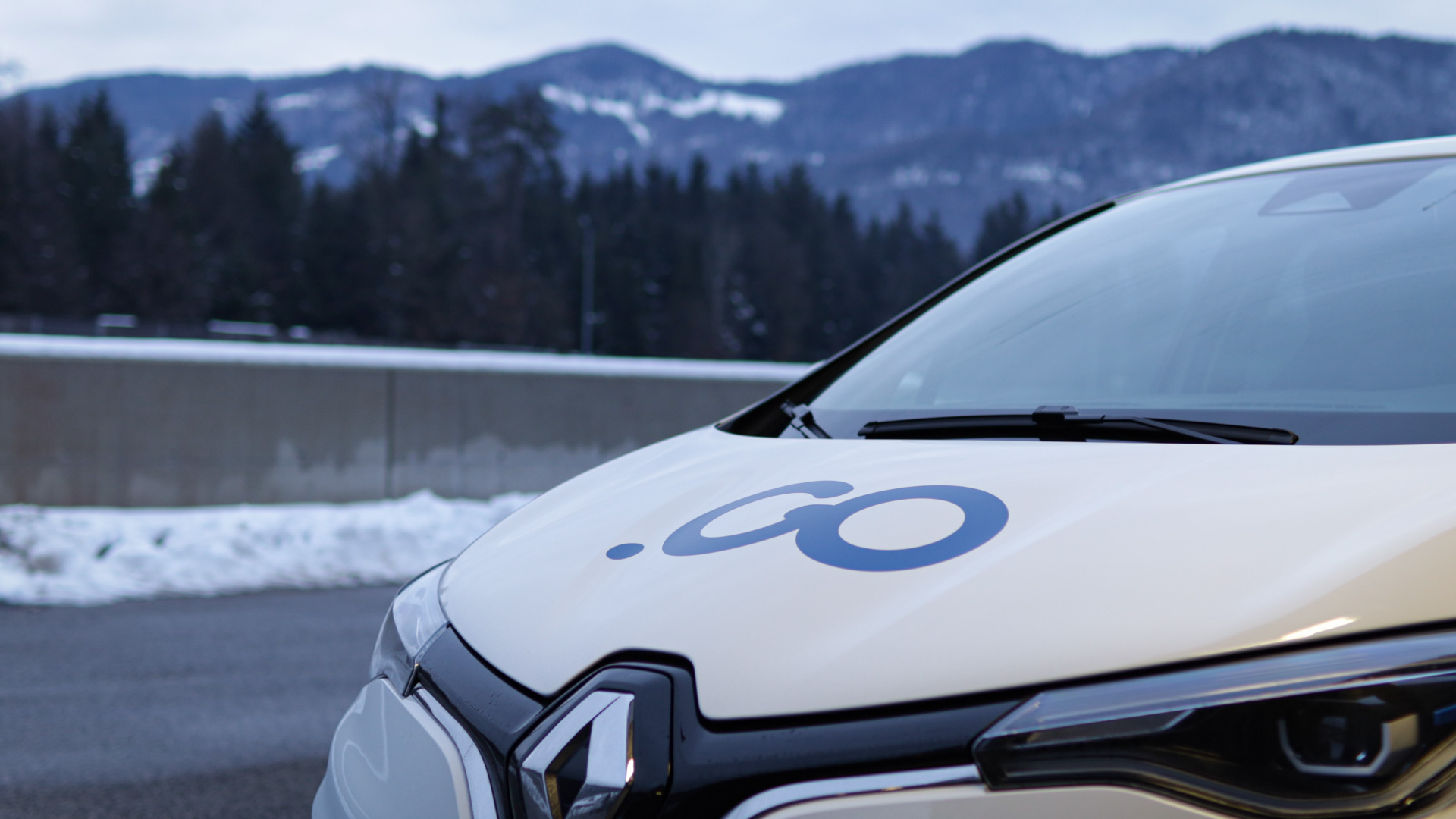 Bevor Sie sich ans Steuer setzen: 10 Wintertipps f&uuml;r sicheres Fahren ❄️